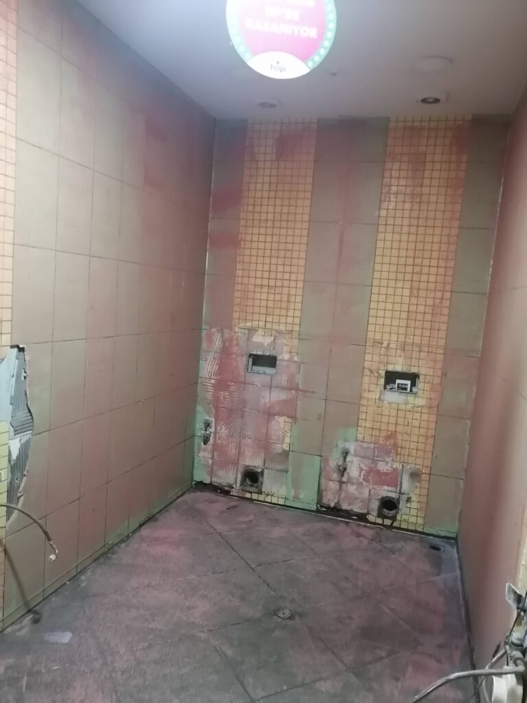 McAllen TX old bathroom demolition, new bathroom, toilet installation and tile laying service